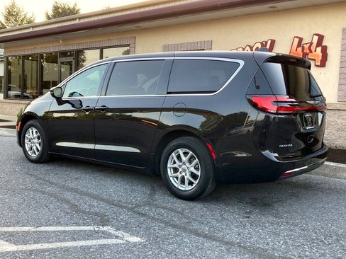 Used 2023 Chrysler Pacifica Touring-L FWD image 5