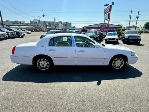 Used 2010 Lincoln Town Car Signature Limited RWD image 6