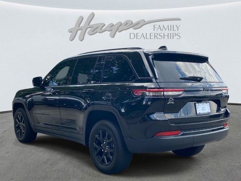 Used 2024 Jeep Grand Cherokee Altitude RWD image 7
