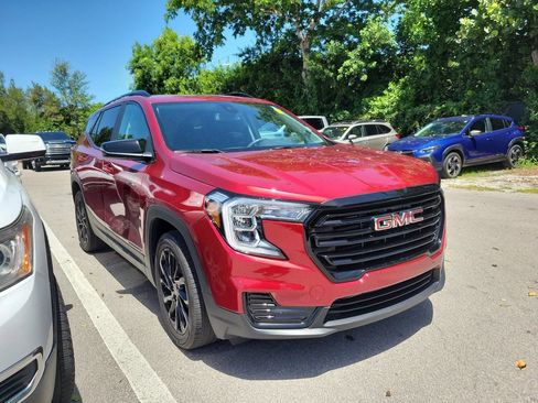Used 2023 GMC Terrain SLE w/ Driver Convenience Package FWD image 3