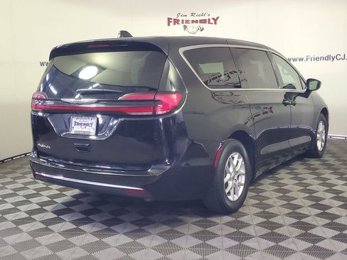 Used 2024 Chrysler Pacifica Touring-L FWD image 3