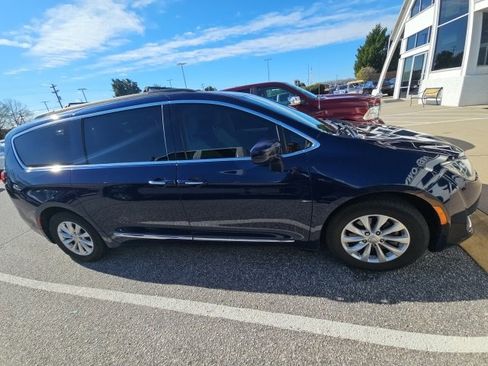Used 2017 Chrysler Pacifica Touring-L image 7