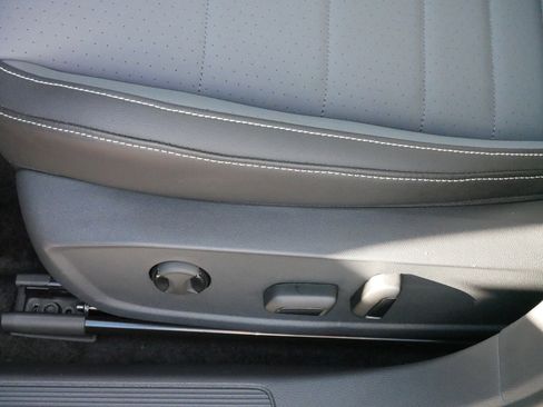 Certified 2025 Volkswagen Jetta SE w/ Sunroof Package image 20