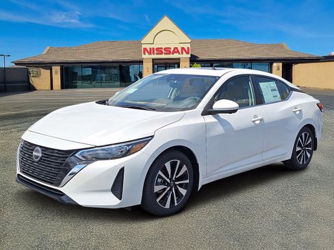 Used 2025 Nissan Sentra SV w/ SV Premium Package FWD image 2