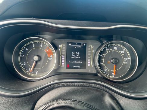 Used 2020 Jeep Cherokee Latitude Plus w/ Cold Weather Group AWD/4WD image 39