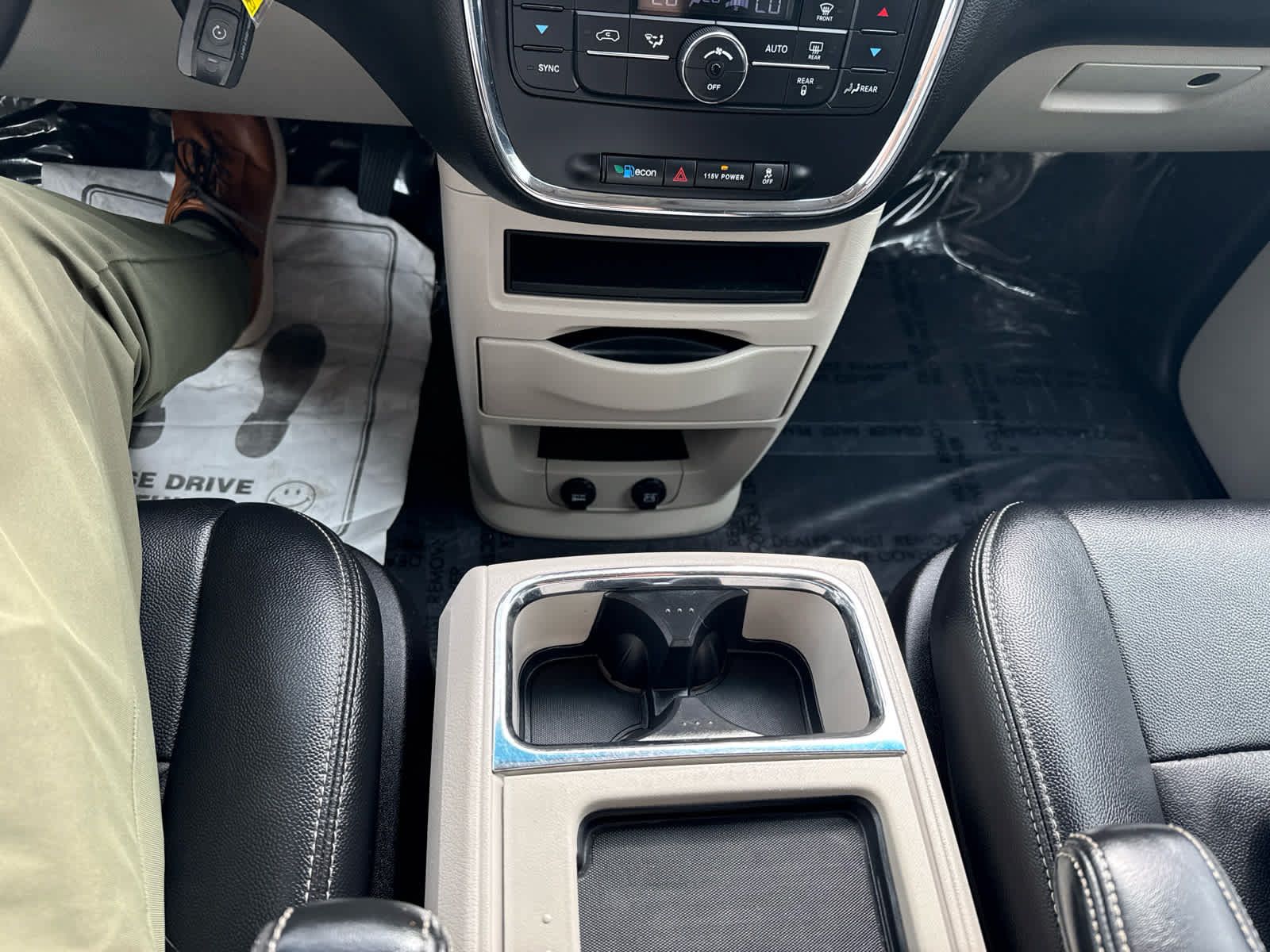 Used 2016 Chrysler Town & Country Touring FWD image 26