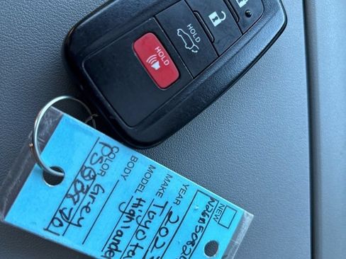 Used 2023 Toyota Highlander XLE AWD/4WD image 38