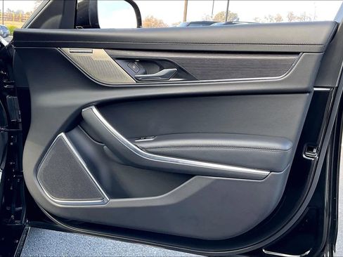 Used 2022 Jaguar XF SE image 26