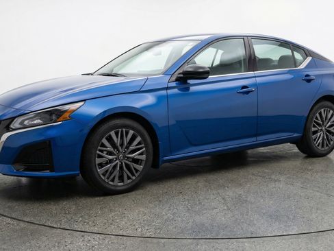 Used 2025 Nissan Altima 2.5 SV image 3