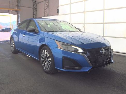 Used 2025 Nissan Altima 2.5 SV image 2