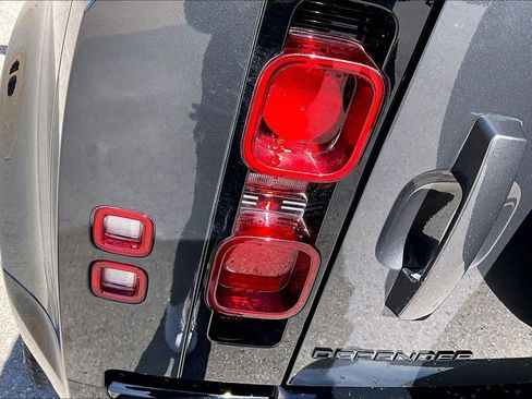 Used 2025 Land Rover Defender 110 X-Dynamic SE image 31