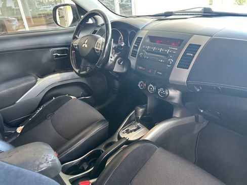Used 2011 Mitsubishi Outlander SE image 18