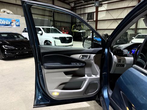 Used 2019 Honda Pilot Touring image 11