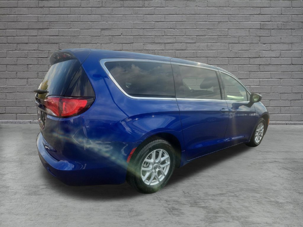 Used 2021 Chrysler Voyager LX FWD image 12