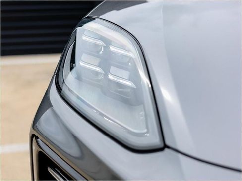 Certified 2025 Porsche Cayenne Coupe image 13