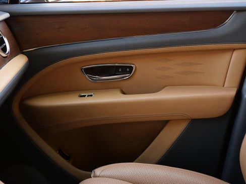 Used 2023 Bentley Bentayga Extended Wheelbase image 14