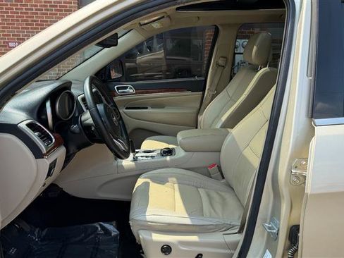 Used 2011 Jeep Grand Cherokee 4WD Limited w/ Trailer Tow Group IV image 28