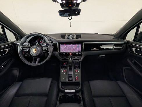 Certified 2025 Porsche Macan image 20