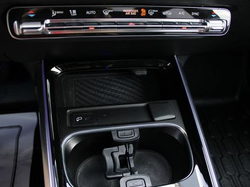 Used 2022 Mercedes-Benz GLB 250 4MATIC w/ Premium Package Lite image 17