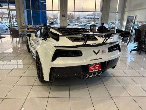 Used 2016 Chevrolet Corvette Z06 w/ 3LZ Preferred Equipment Group image 5
