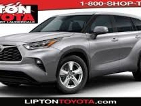 Used 2023 Toyota Highlander XLE FWD image 1