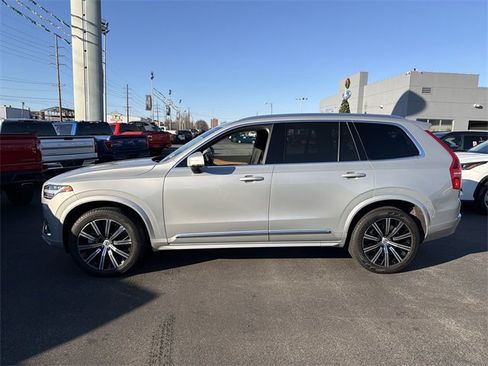 Used 2023 Volvo XC90 B5 Plus image 7