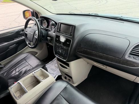 Used 2013 Chrysler Town & Country Touring-L w/ Driver Convenience Group image 7