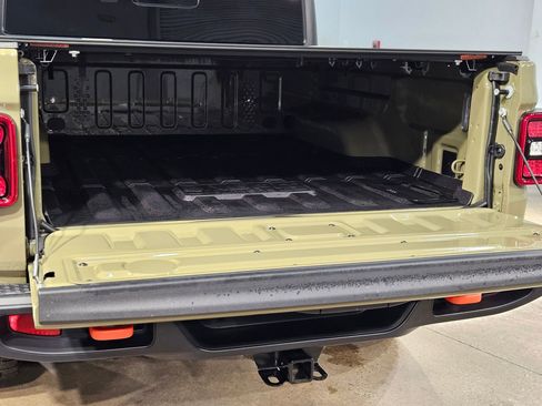 Used 2025 Jeep Gladiator Mojave w/ Convenience Group image 18