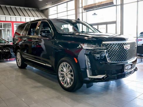 Used 2023 Cadillac Escalade ESV Premium Luxury image 3