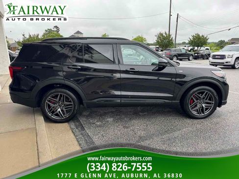 Used 2025 Ford Explorer ST-Line w/ ST-Line Street Pack AWD/4WD image 5