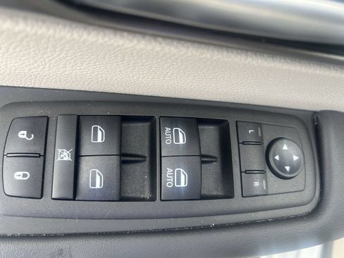 Used 2023 Chrysler Pacifica Touring-L AWD/4WD image 19