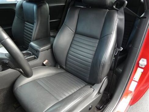 Used 2011 Dodge Challenger SE image 38