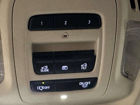 Certified 2022 Buick Envision Essence w/ Technology Package II AWD/4WD image 37