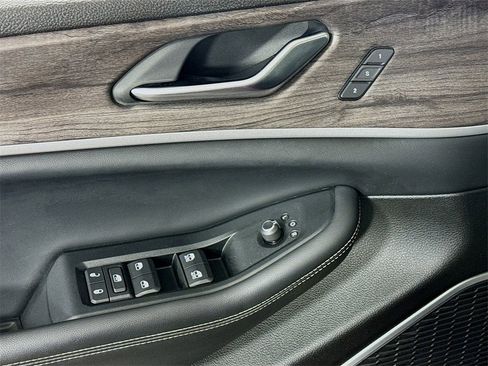 Used 2022 Jeep Grand Cherokee Limited 4xe image 11