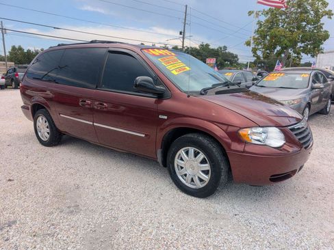 Used 2007 Chrysler Town & Country Touring FWD image 1