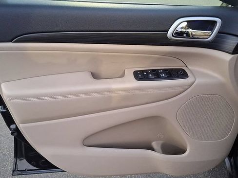 Used 2022 Jeep Grand Cherokee Laredo E w/ Security & Convenience Group AWD/4WD image 9