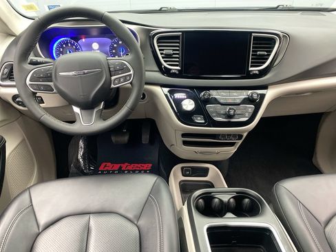 Used 2024 Chrysler Pacifica Touring-L FWD image 15