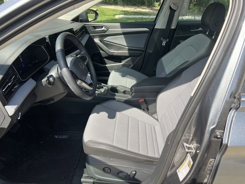 Used 2025 Volkswagen Jetta SE w/ Sunroof Package FWD image 15