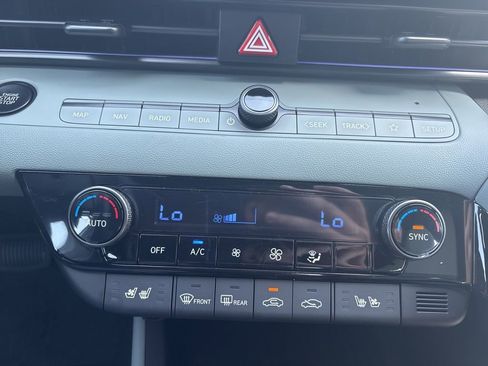 New 2025 Hyundai Elantra Limited image 21