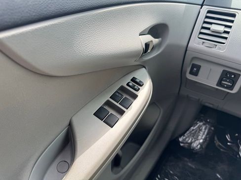 Used 2012 Toyota Corolla LE FWD image 30