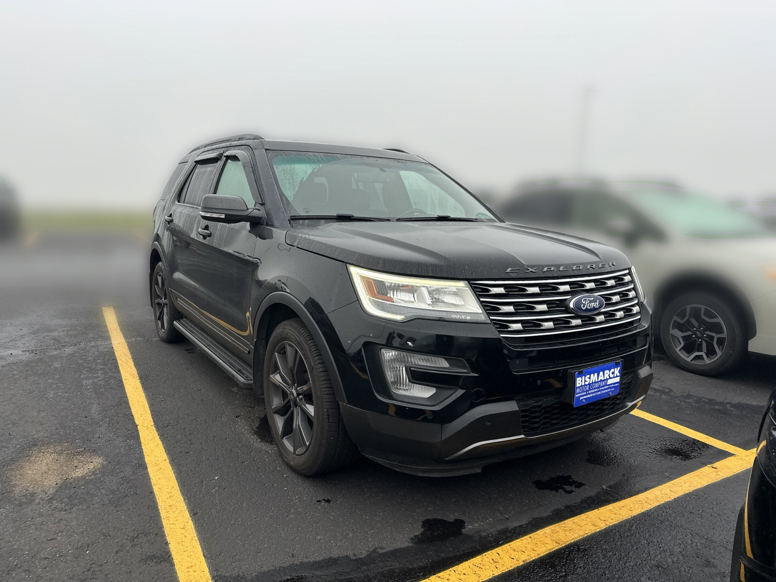Used 2017 Ford Explorer XLT w/ Equipment Group 202A AWD/4WD image 2