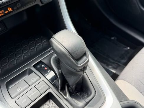 Used 2020 Toyota RAV4 XLE w/ Convenience Package FWD image 24