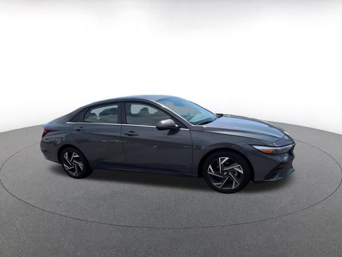 Used 2025 Hyundai Elantra SEL image 2