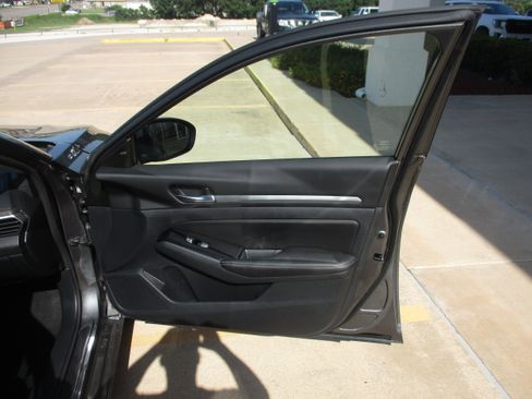 Used 2023 Nissan Altima 2.5 SV image 12