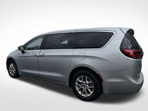 Certified 2024 Chrysler Pacifica Touring-L image 8