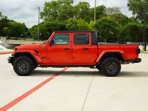 Used 2025 Jeep Gladiator Sport AWD/4WD image 2