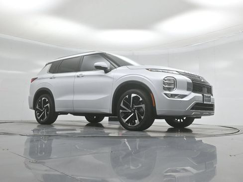 Used 2024 Mitsubishi Outlander SEL FWD image 3