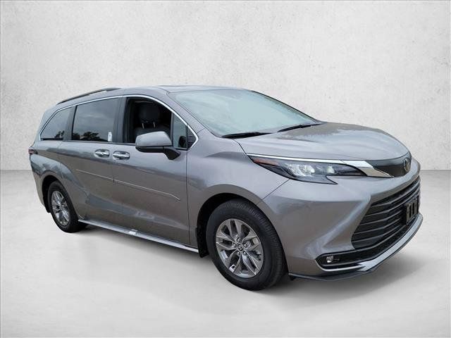 Used 2026 Toyota Sienna XLE FWD image 3