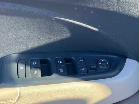 Used 2025 Hyundai Venue Limited image 23