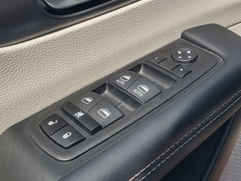 Used 2023 Chrysler Pacifica Touring-L AWD/4WD image 8